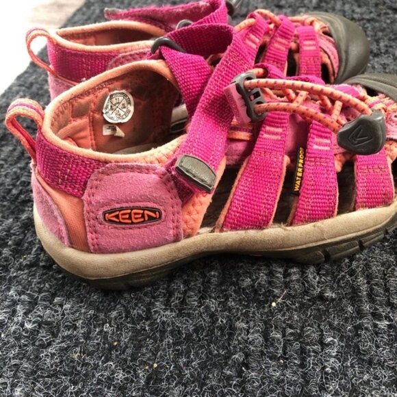 Keen Pink Sneakers with Textured Fabric and Decorative Details - Picture 2 of 6